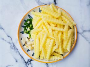 土豆洗净去皮，再用狼牙刀切成条，泡水5分钟清洗掉多余的淀粉。葱蒜切末。