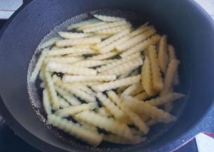 锅中烧开水，放入土豆煮2分钟捞出过凉。