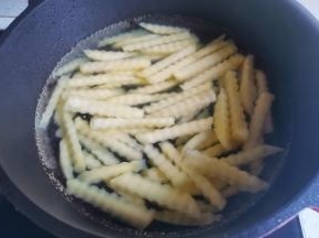 锅中烧开水，放入土豆煮2分钟捞出过凉。
