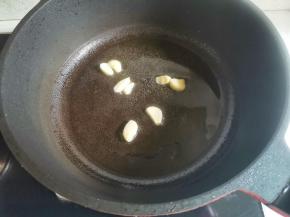 另起锅热油，爆香大蒜，