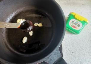 加入豆瓣酱炒香，