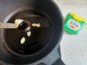 加入豆瓣酱炒香，