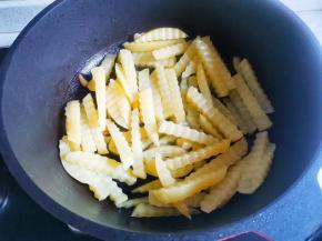 放入土豆翻炒，