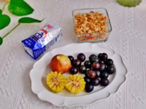 准备食材，猕猴桃去皮切花刀。