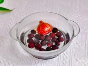 蓝莓葡萄，无花果洗净泡盐水。