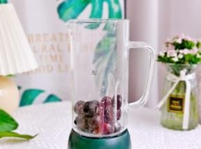 蓝莓葡萄加破壁机中。