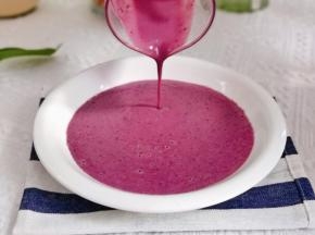 奶昔倒入器具中。