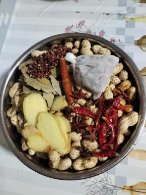放入姜片，八角，桂皮，花椒，干辣椒，香叶，卤料包，盐，红烧酱油，再放入适量的水！
