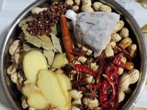 放入姜片，八角，桂皮，花椒，干辣椒，香叶，卤料包，盐，红烧酱油，再放入适量的水！