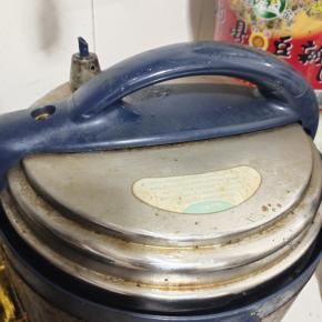 盖上盖子，插上电源，按蹄筋键即可！