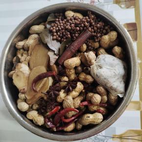 卤好的花生，让它在汤汁儿里面浸泡一晚上，会更加入味儿，好吃哦！