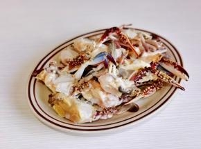 蟹清洗干净，去壳，去鳃，去蟹心，再切小块。