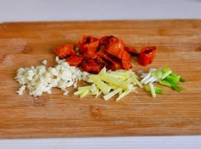 葱姜蒜去皮切好，我用的辣椒圈，大家用小米辣也可以哈。