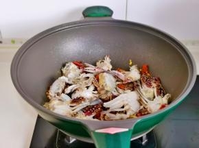 加入蟹块轻轻晃动锅。