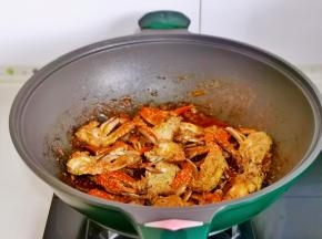 蟹炒熟后大火收汁即可关火。