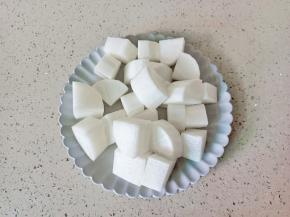 萝卜削皮切成大块。