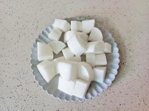 萝卜削皮切成大块。