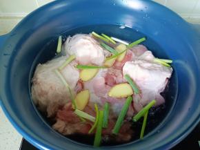 锅里放入筒骨，生姜，葱段。