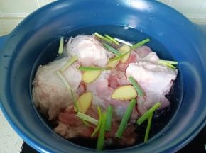 锅里放入筒骨，生姜，葱段。