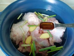 加上料酒去腥。