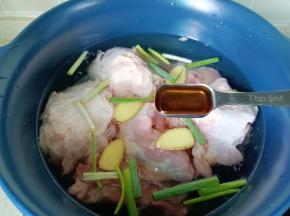 加上料酒去腥。