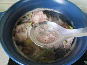 开大火焯水，焯水时把表面的浮沫撇去，焯水后把筒骨清洗干净，控干水份。