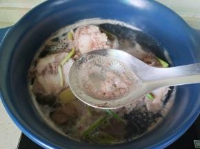 开大火焯水，焯水时把表面的浮沫撇去，焯水后把筒骨清洗干净，控干水份。