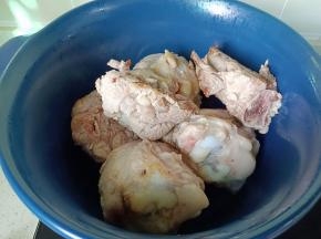 锅里放入油，放筒骨翻炒至表面微黄。