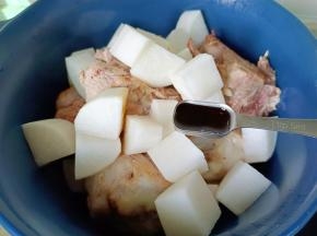 加入老抽三勺。