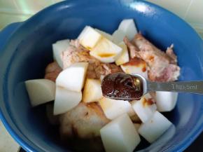 加入甜面酱两勺，盐一勺。