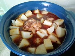 加入适量的清水没过食材。