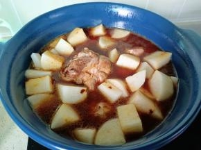 加入适量的清水没过食材。