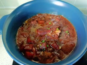 待筒骨煮的软烂，开大火收汁。