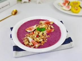 撒上麦片，放上无花果，薄荷叶。