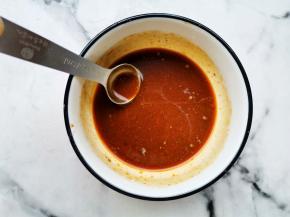 碗中加1勺豆瓣酱十1勺黄豆酱+1勺蚝油+1小勺五香粉十1勺白糖+一勺淀粉+半碗清水调匀。