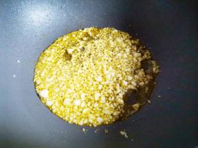 锅中热油放入蒜末爆香，