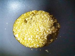 锅中热油放入蒜末爆香，