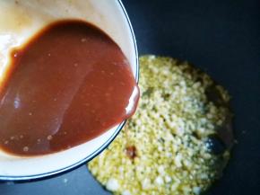 倒入酱汁煮开，