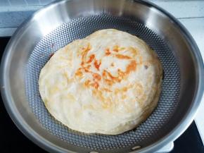 手抓饼煎至两面金黄，