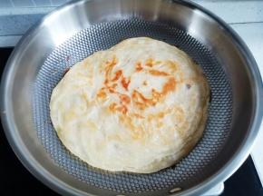 手抓饼煎至两面金黄，