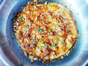 撒上芝麻和葱花，串起来就可以吃啦～