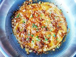 撒上芝麻和葱花，串起来就可以吃啦～
