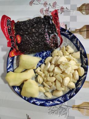 蒜瓣剥皮，生姜削皮洗净，再准备500克豆豉！