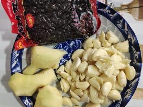蒜瓣剥皮，生姜削皮洗净，再准备500克豆豉！
