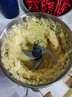 用料理机把蒜瓣和生姜搅打成末！