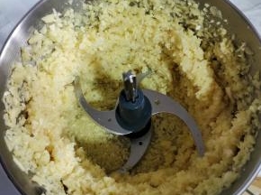 用料理机把蒜瓣和生姜搅打成末！