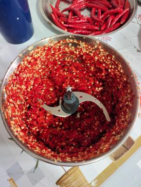 红辣椒也用料理机打碎！（没有料理机的也可以手工剁碎哦！）