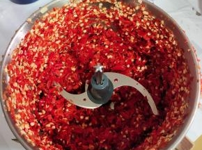 红辣椒也用料理机打碎！（没有料理机的也可以手工剁碎哦！）