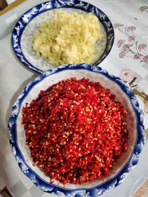 搅打好的蒜蓉，生姜末，辣椒碎放在一边备用！
