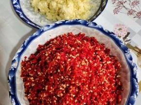 搅打好的蒜蓉，生姜末，辣椒碎放在一边备用！